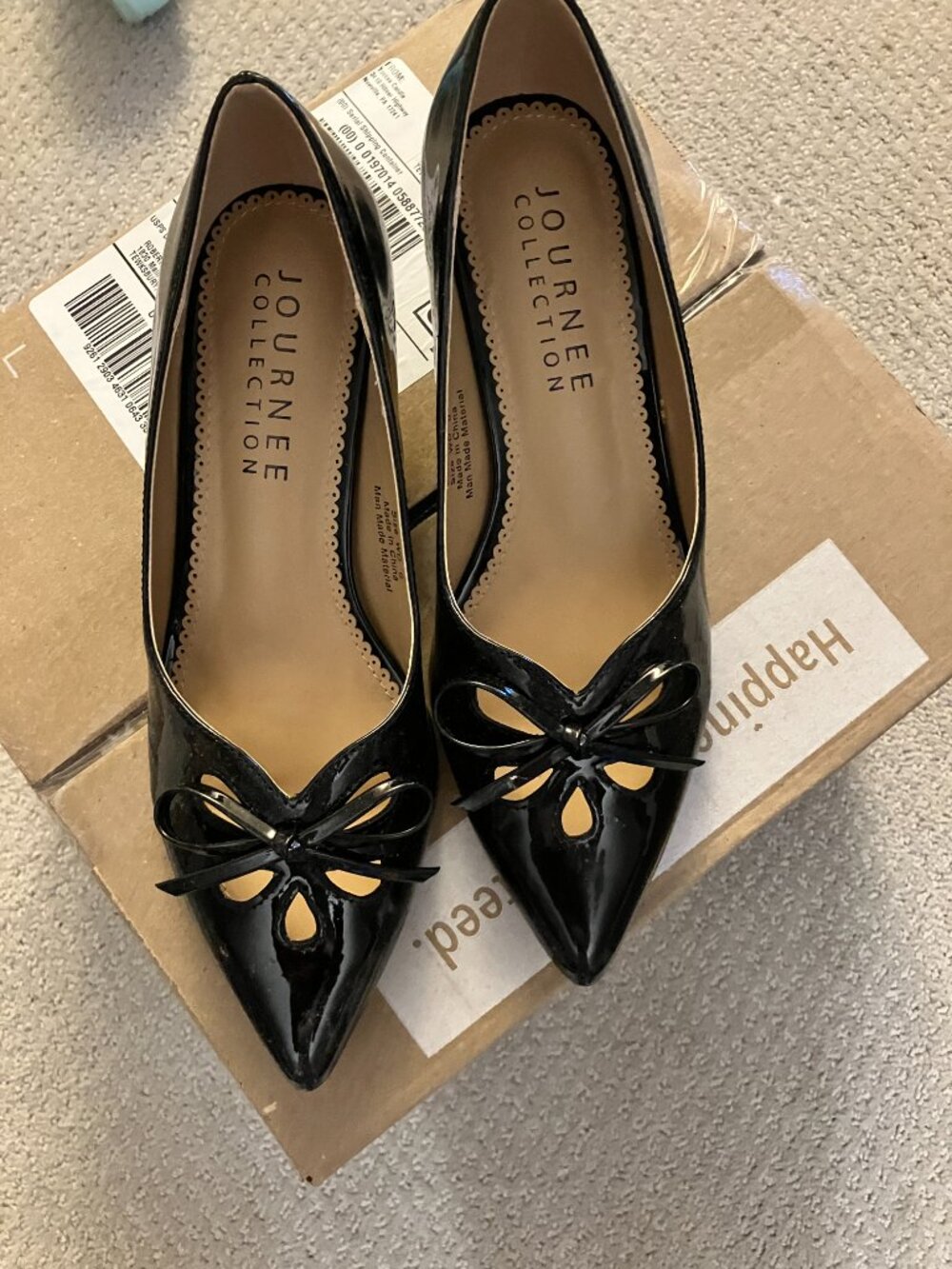 Journee collection size 6 W patent leather, kitten heel pumps